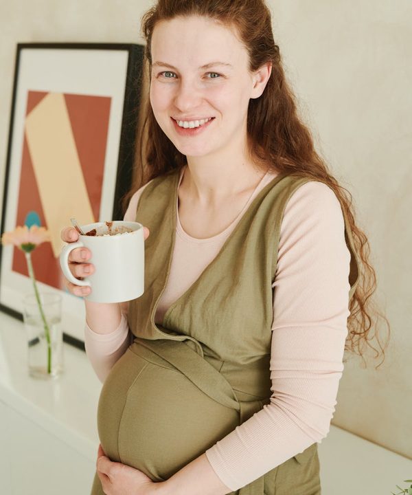 Femme enceinte souriante